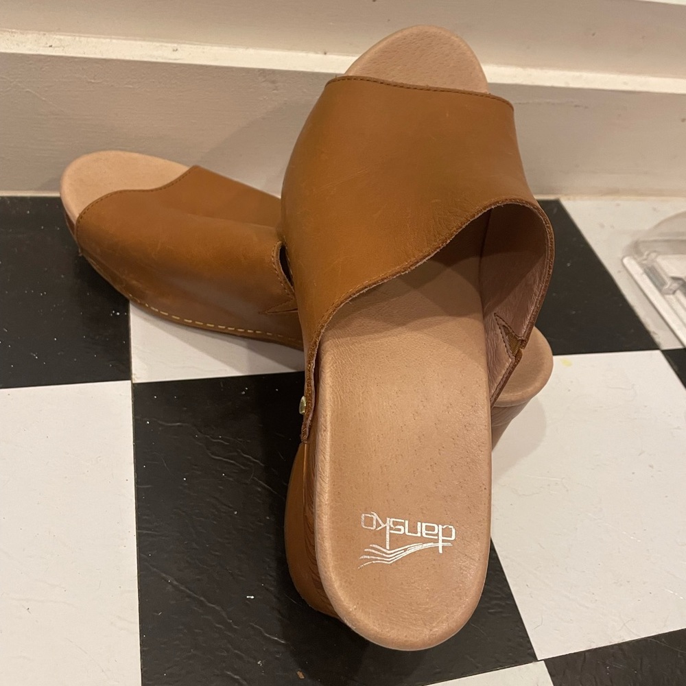 Dansko clogs in 8.5 light brown